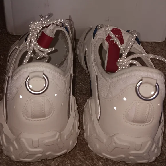 Adidas Cream Athletic Shoes Retro-Inspired Design display picture 3